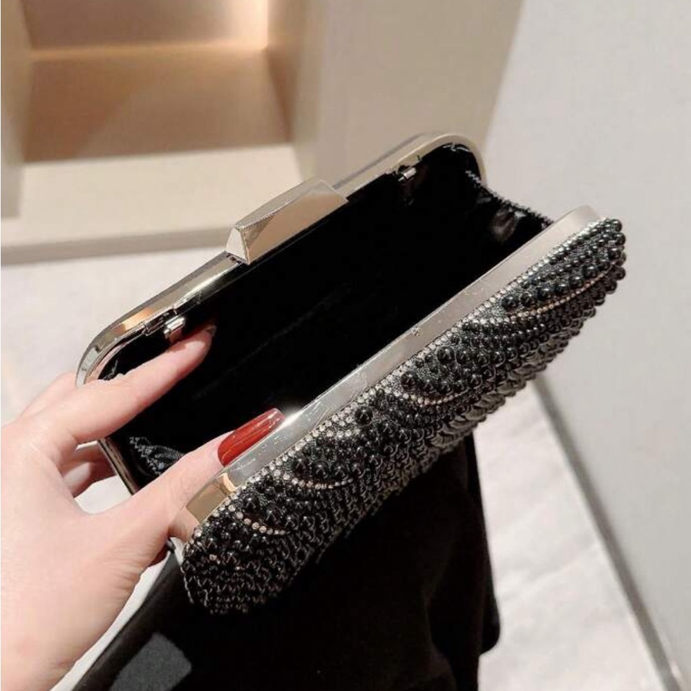 💎 Embellished Clutch 💎 - Picture 3 of 5